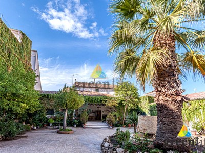 Chalet en venta en Arganda Del Rey, con 6 dormitorios, 3 baños, plaza de garaje, trastero, balcón y terreno