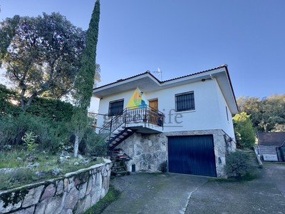 Chalet unifamiliar (independiente) en venta en Colmenar Del Arroyo, Urb.valle Del Sol, con 3 dormitorios, baño y terreno
