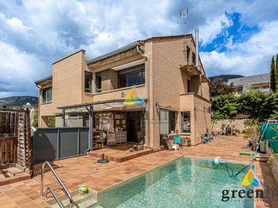 Chalet pareado en venta en San Lorenzo De El Escorial, con 4 dormitorios, 4 baños, plaza de garaje y terreno