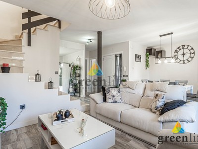 Chalet pareado en venta en Colmenar Del Arroyo, Urb. Las Viñuelas, con 3 dormitorios, 3 baños, plaza de garaje, trastero, terraza y terreno