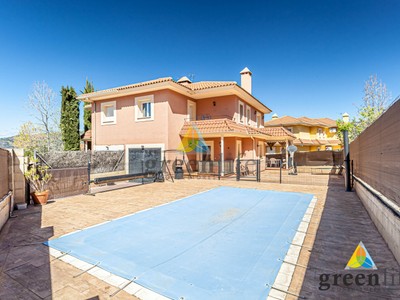 Chalet pareado en venta en Robledo De Chavela, con 3 dormitorios, 3 baños, plaza de garaje, trastero, balcón, terraza y terreno