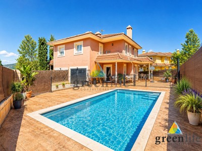 Chalet pareado en venta en Robledo De Chavela, con 3 dormitorios, 3 baños, plaza de garaje, trastero, balcón, terraza y terreno
