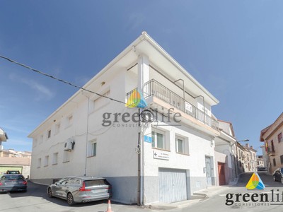 Edificio mixto en venta en Valdemorillo, con 4 dormitorios, baño, aseo, 4 plazas de garaje, balcón y terraza