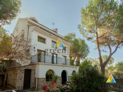 Chalet en venta en Galapagar, con 3 dormitorios, 2 baños, aseo, trastero y terreno