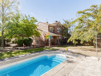 Pareado en venta en Robledo De Chavela, con 3 dormitorios, 2 baños, aseo, plaza de garaje, trastero, terraza y terreno