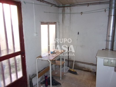 Casa en venta en Zamora, con 3 dormitorios, baño, plaza de garaje, trastero y terreno