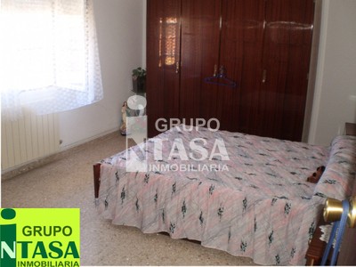 Casa en venta en Zamora, Cazurra, con 6 dormitorios, baño, aseo, plaza de garaje, trastero, terraza y terreno