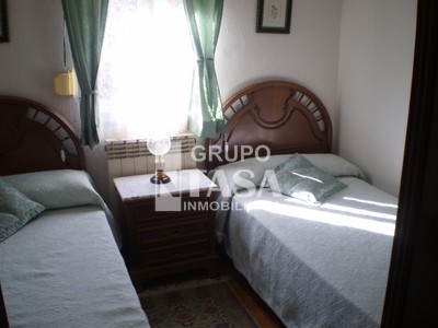 Casa en venta en Zamora, Coreses, con 3 dormitorios, baño, plaza de garaje, trastero y terreno