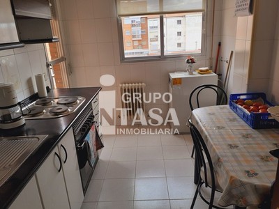 Piso en venta en Zamora, Zona Hospitales, con 4 dormitorios, 2 baños, plaza de garaje, balcón y terraza