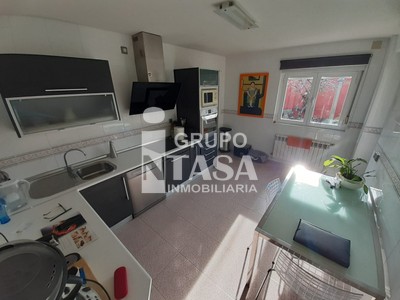 Chalet en venta en Zamora, con 3 dormitorios, 2 baños y plaza de garaje