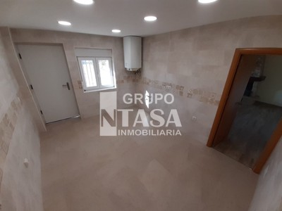 Casa en venta en Zamora, Torrefrades, con 4 dormitorios, baño, plaza de garaje, trastero y terreno