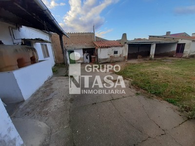 Casa en venta en Zamora, Villaralbo, con 3 dormitorios y baño
