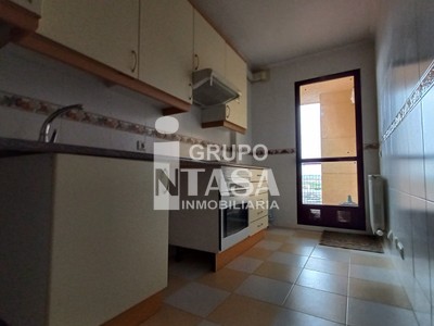 Piso en venta en Zamora, con 2 dormitorios, baño, plaza de garaje, trastero y balcón