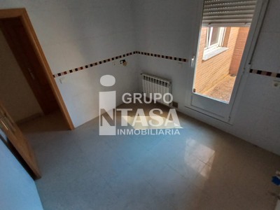 Adosado en venta en Zamora, con 5 dormitorios, 3 baños, 3 plazas de garaje, trastero y 2 terrazas