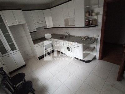Piso en venta en Zamora, con 4 dormitorios, 2 baños, plaza de garaje, trastero y balcón