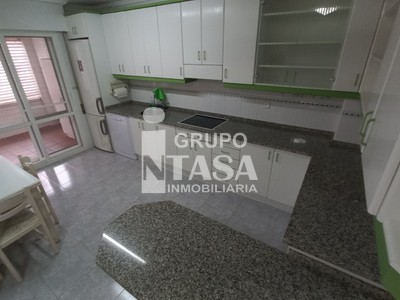 Piso en venta en Zamora, con 3 dormitorios, 2 baños y plaza de garaje