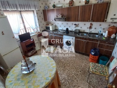 Chalet en venta en Zamora, con 5 dormitorios, 2 baños, plaza de garaje y trastero