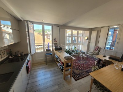 Piso en venta en Bilbao, Casco Viejo, con 2 dormitorios, baño, trastero y balcón