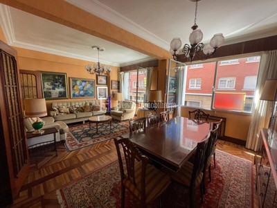 Piso en venta en Bilbao, Indautxu, con 4 dormitorios, 2 baños y balcón