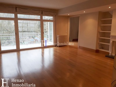 Piso en venta en Bilbao, con 3 dormitorios, 2 baños, plaza de garaje y trastero