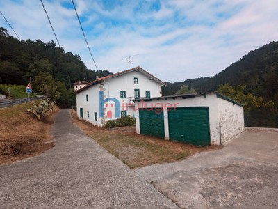 Casa en venta en Gautegiz-arteaga, Mendialdua, con 5 dormitorios, baño, 2 plazas de garaje, balcón y terreno