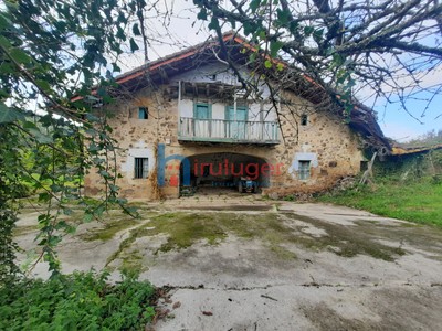 Casa en venta en Morga, Bº Gambe, con 3 dormitorios, baño, trastero, 2 balcones y terreno