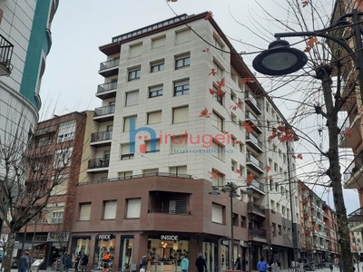 Piso en venta en Gernika-lumo, Centro, con 3 dormitorios, 2 baños y balcón