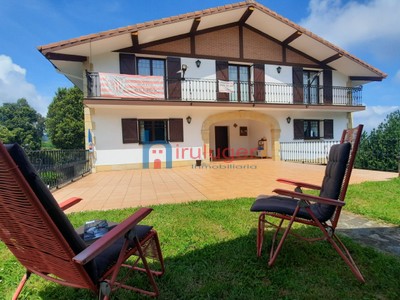 Casa en venta en Mundaka, Aramburu, con 15 dormitorios, 7 baños, 3 aseos, 6 plazas de garaje, trastero, 5 balcones, 4 terrazas y terreno