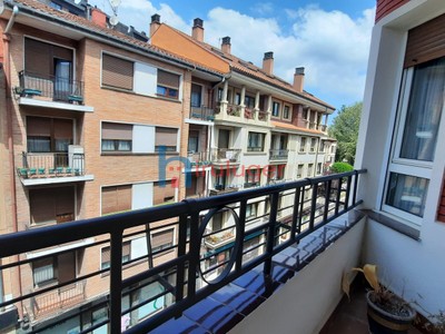 Piso en venta en Gernika-lumo, Centro, con 3 dormitorios, baño, aseo, trastero y balcón