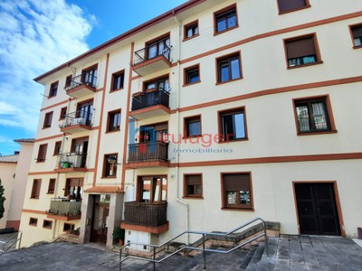 Piso en venta en Gernika-lumo, Zeharreta Etxeak, con 2 dormitorios, baño, trastero y 2 balcones
