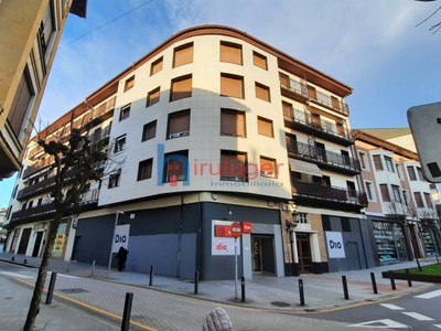 Piso en venta en Gernika-lumo, Centro, con 3 dormitorios, baño, trastero y balcón