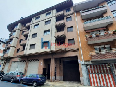Piso en venta en Gernika-lumo, Centro, con 1 dormitorio, baño, plaza de garaje y trastero