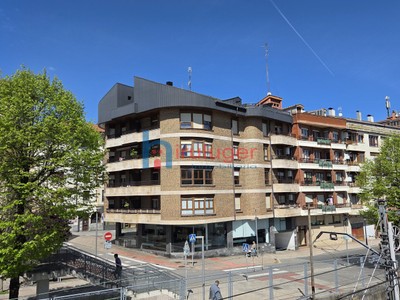 Piso en venta en Gernika-lumo, Centro, con 4 dormitorios, 2 baños, plaza de garaje, trastero y 2 balcones