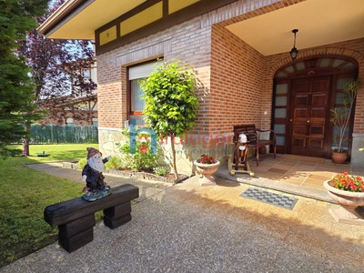 Casa en venta en Kortezubi, Bº Terlegiz, con 5 dormitorios, 3 baños, aseo, 2 plazas de garaje, trastero, balcón, 3 terrazas y terreno