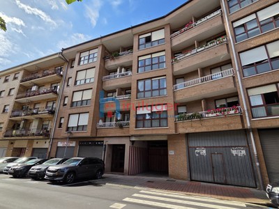 Piso en venta en Gernika-lumo, Renteria, con 4 dormitorios, 2 baños, plaza de garaje, trastero y 2 balcones
