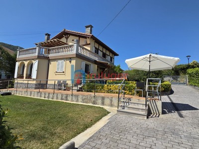 Casa en venta en Forua, Elexalde, con 6 dormitorios, 2 baños, aseo, 2 plazas de garaje, trastero, 3 terrazas y terreno