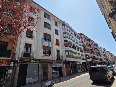 Piso en venta en Gernika-lumo, Centro, con 4 dormitorios, 2 baños y balcón