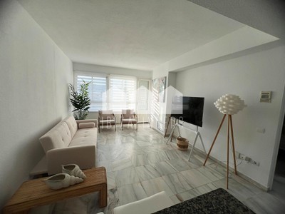Apartamento en alquiler en Ibiza, Marina Botafoch, con 2 dormitorios, baño, balcón y terraza