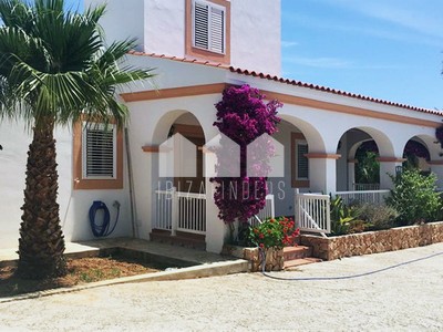 Casa en venta en Sant Jordi De Ses Salines, con 3 dormitorios, 2 baños, 2 plazas de garaje, trastero, 3 terrazas y terreno