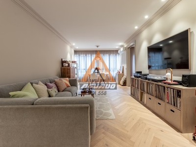 Piso en venta en Bilbao, con 3 dormitorios, 2 baños y balcón