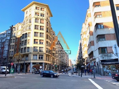 Piso en venta en Bilbao, con 4 dormitorios y 2 baños
