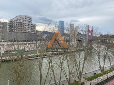 Piso en venta en Bilbao, con 3 dormitorios y baño
