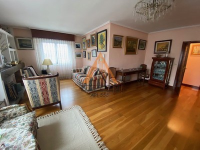 Piso en venta en Bilbao, con 3 dormitorios, 2 baños y balcón