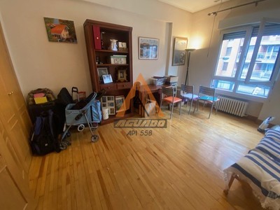 Piso en venta en Bilbao, Abando, con 5 dormitorios, baño y aseo