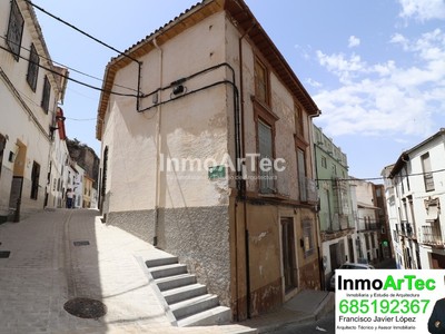 Casa en venta en Illora, con 5 dormitorios, baño, aseo, 2 balcones y terreno