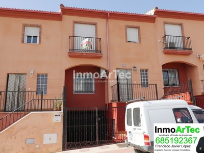 Casa en venta en Illora, con 4 dormitorios, 2 baños, 2 plazas de garaje y 2 balcones