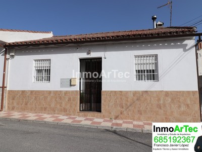 Casa en venta en Zujaira, con 3 dormitorios, baño, aseo y terreno