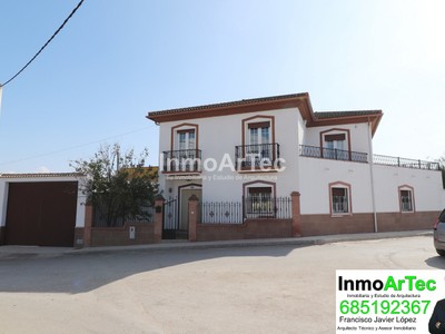 Casa en venta en Escoznar, con 3 dormitorios, 2 baños, aseo, 2 plazas de garaje, 2 balcones, terraza y terreno