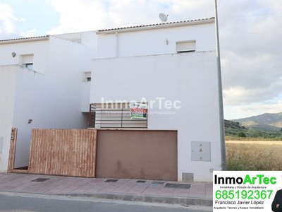 Casa en venta en Tocón, con 4 dormitorios, 2 baños, plaza de garaje, trastero, terraza y terreno