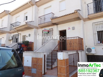 Casa en venta en Alomartes, con 3 dormitorios, 2 baños, 3 plazas de garaje, 2 balcones y terreno